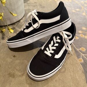Vans Women’s Classic Black and White Sneakers Sz 8.5